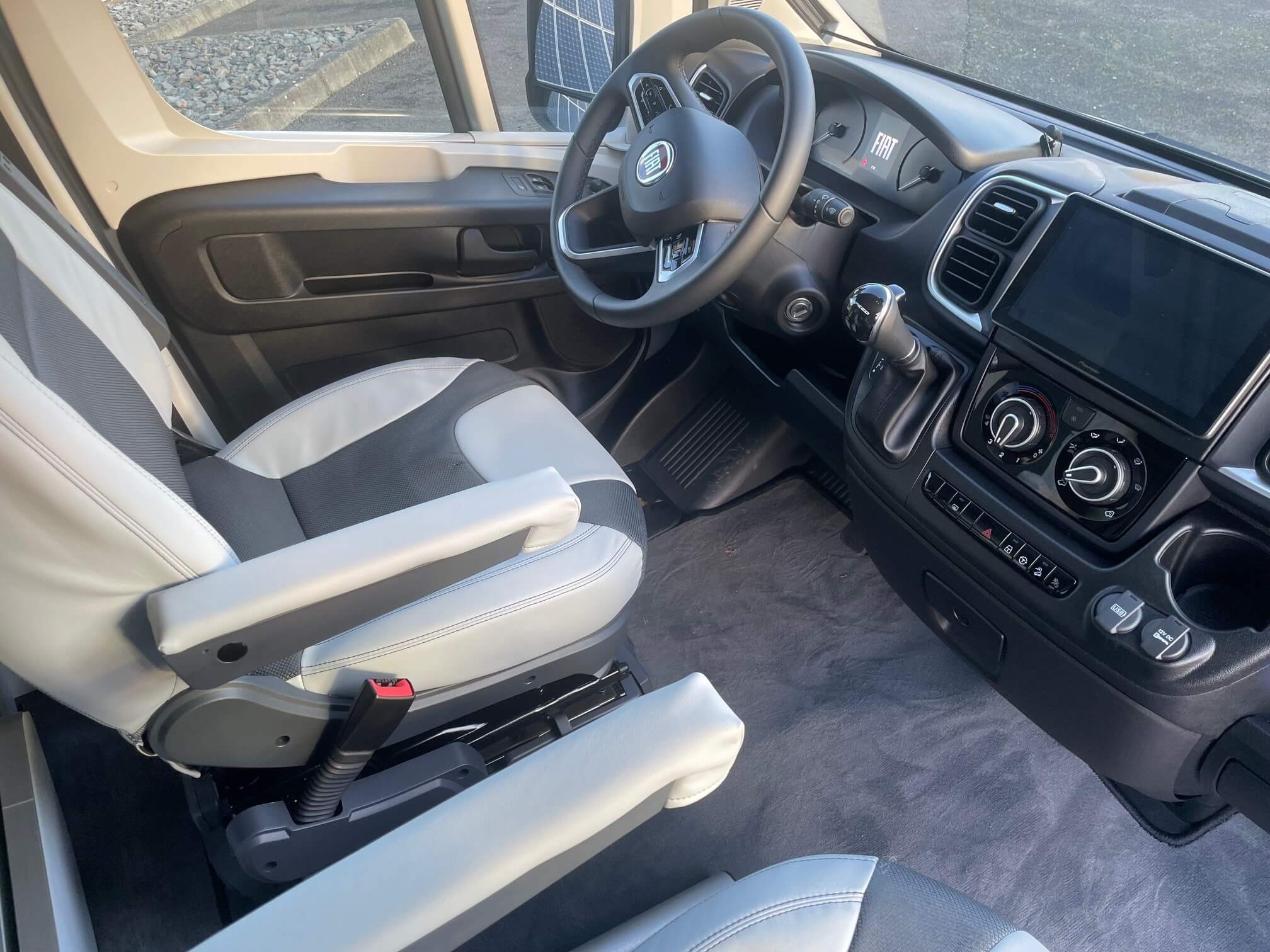 interieur camion location Les Garages Chaigneau